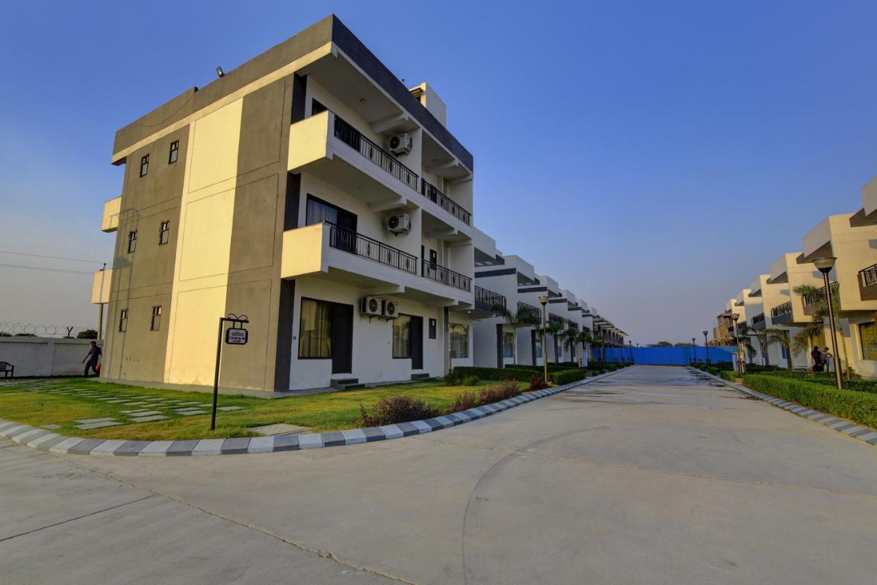 Country Inn Hotels & Resorts Vrindāvan 외부 사진